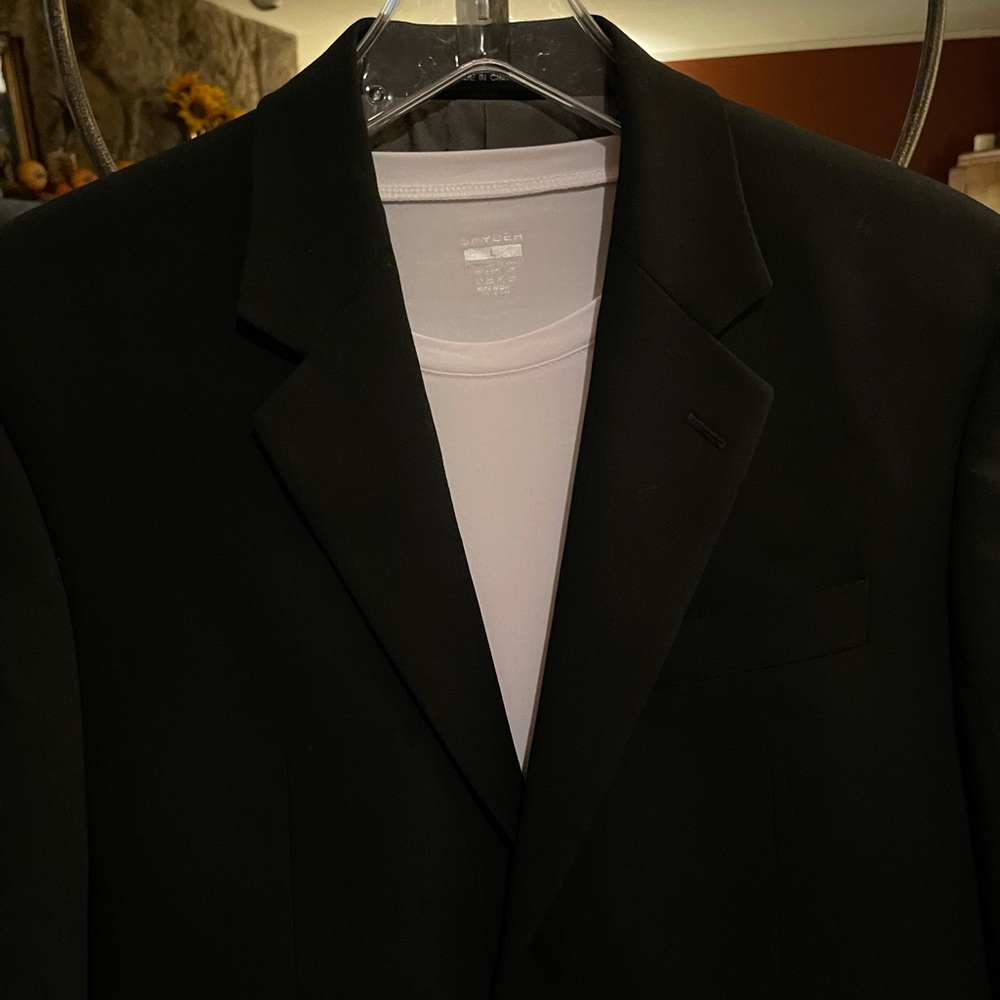 NWOT Calvin Klein classic wool men’s blazer. Very versatile, jeans to slacks